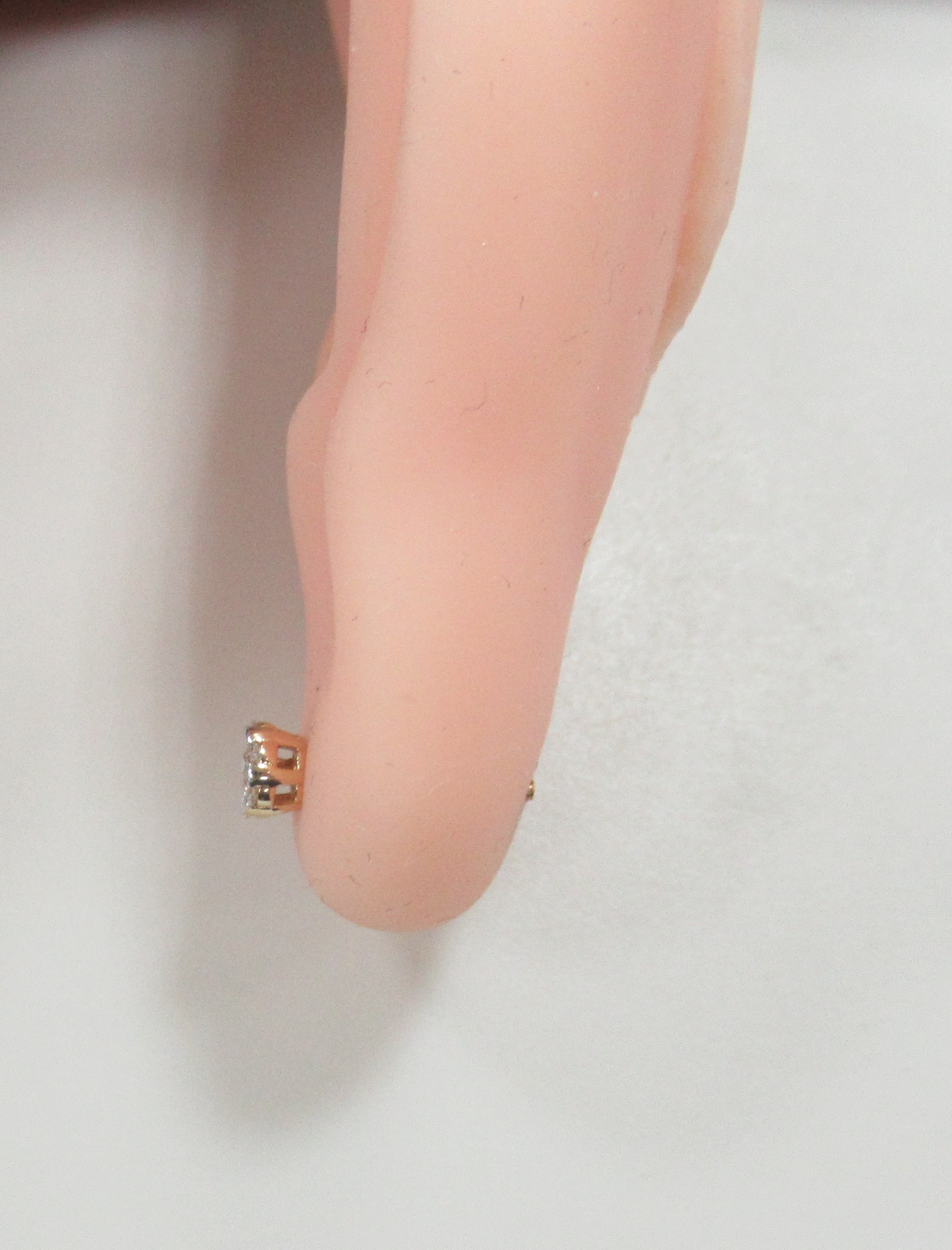 Золотые серьги-пусеты 585 пробы; родий; вставки 2 Бр.Кр-57 0,054 3/6А; 12 Бр.Кр-57 0,168 3/6А